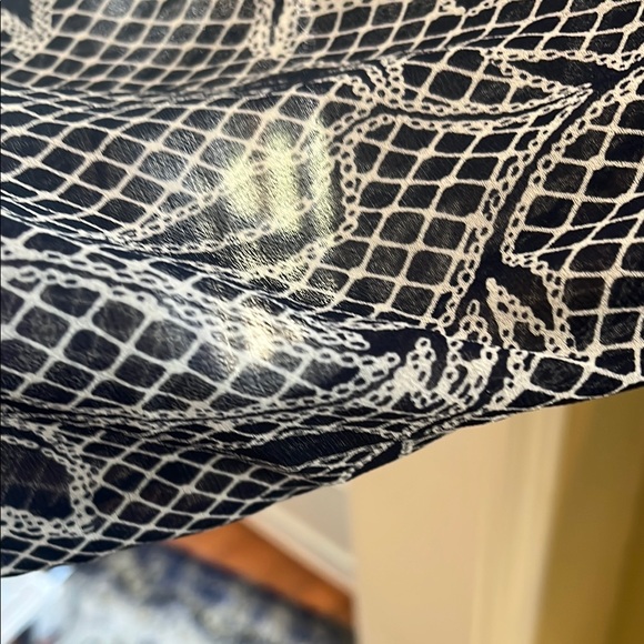 White House Black Market Navy and White Graphic Blouse, Size M - Picture 6 of 9